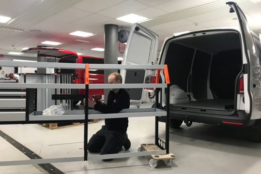 Aménagement d'un véhicule utilitaire avec des rangements optimisés, incluant des étagères et des tiroirs pour outils et équipements